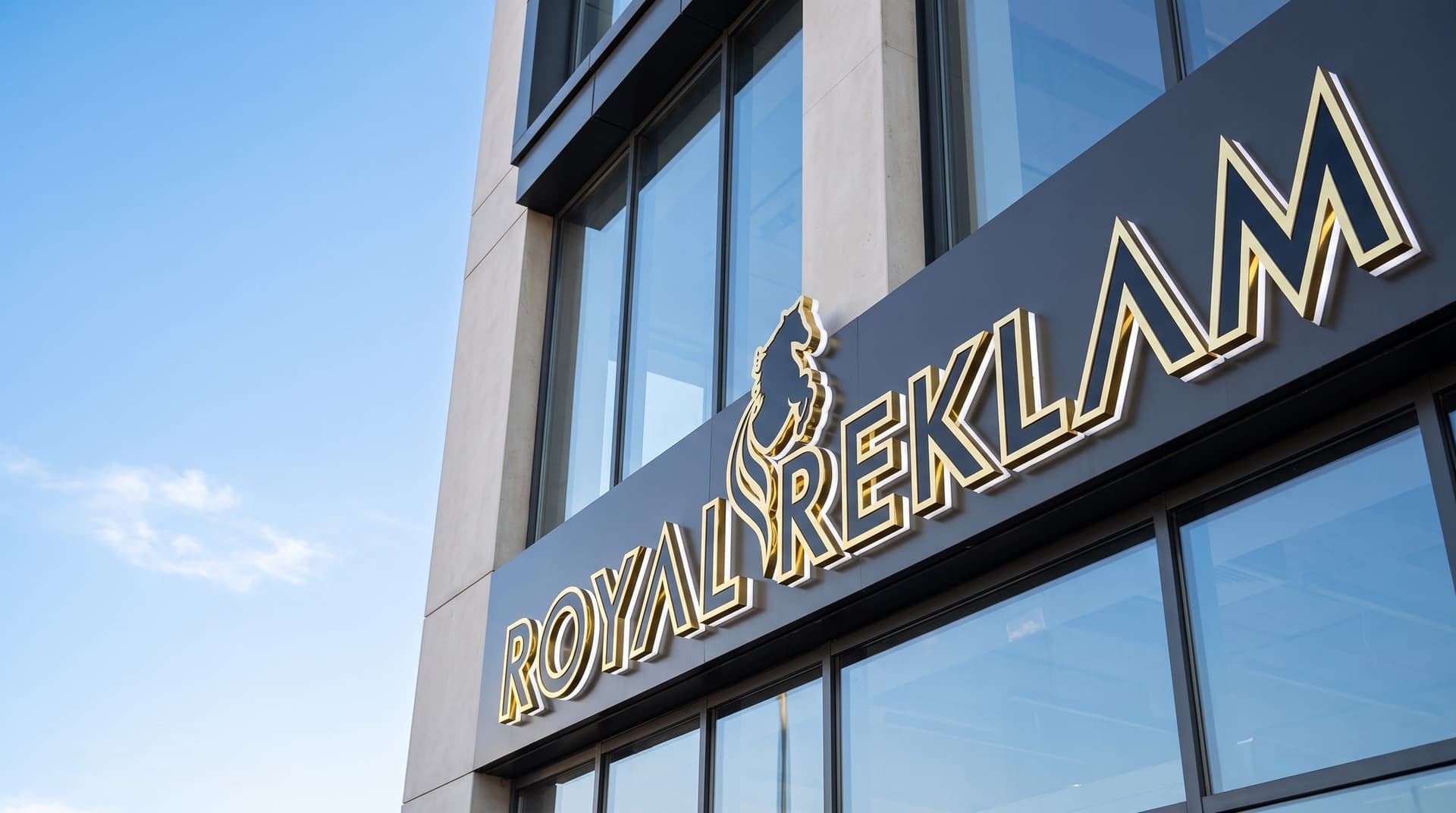 Royal Reklam binasının cephesinde altın renkli ışıklı kutu harf tabela